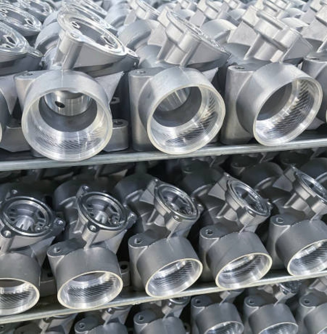 batch of machined die cast aluminum parts placed on a rack, automotive parts mass production, CNC machining, mass production of die casting parts, aluminum die cast parts mass production